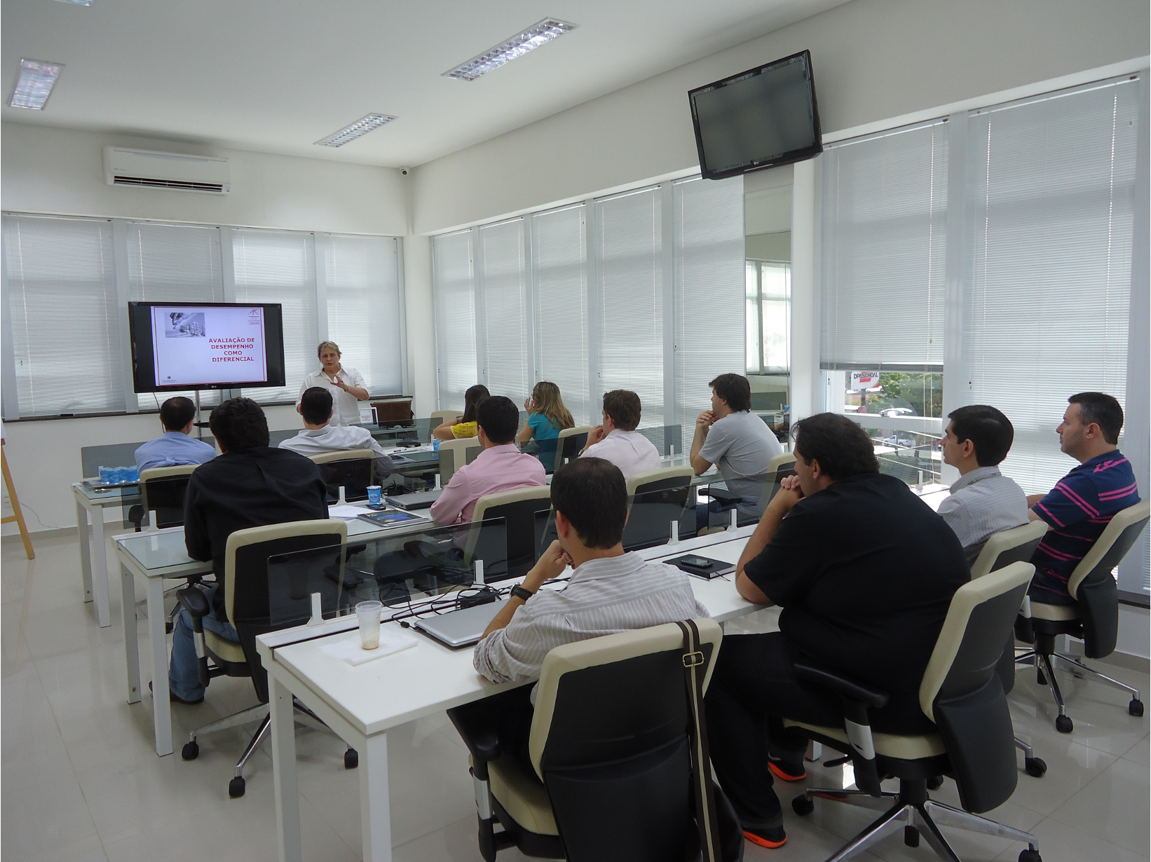Sessão de consultoria em sala de reunião com apresentação