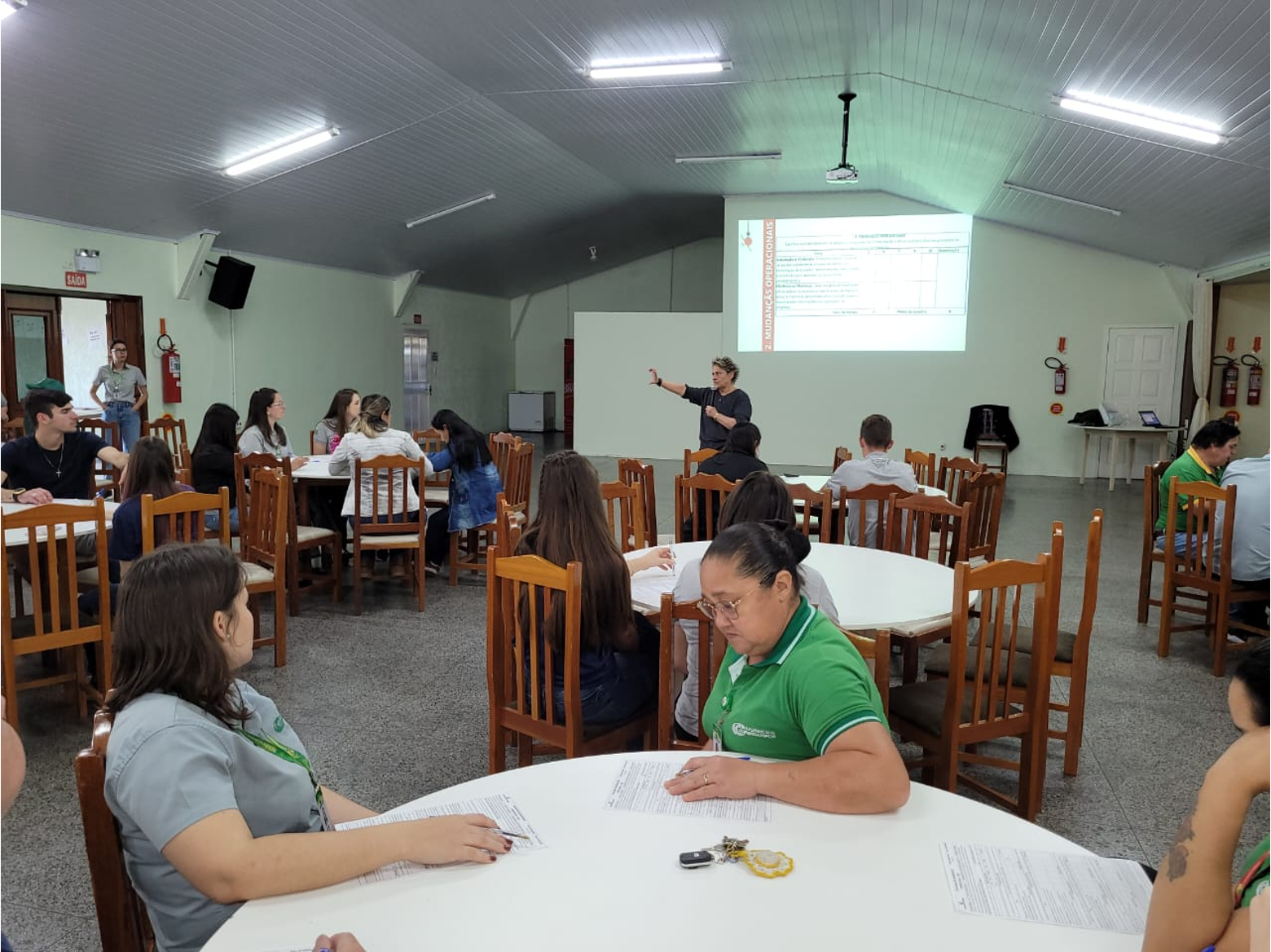 Workshop de liderança com participantes em mesas de trabalho